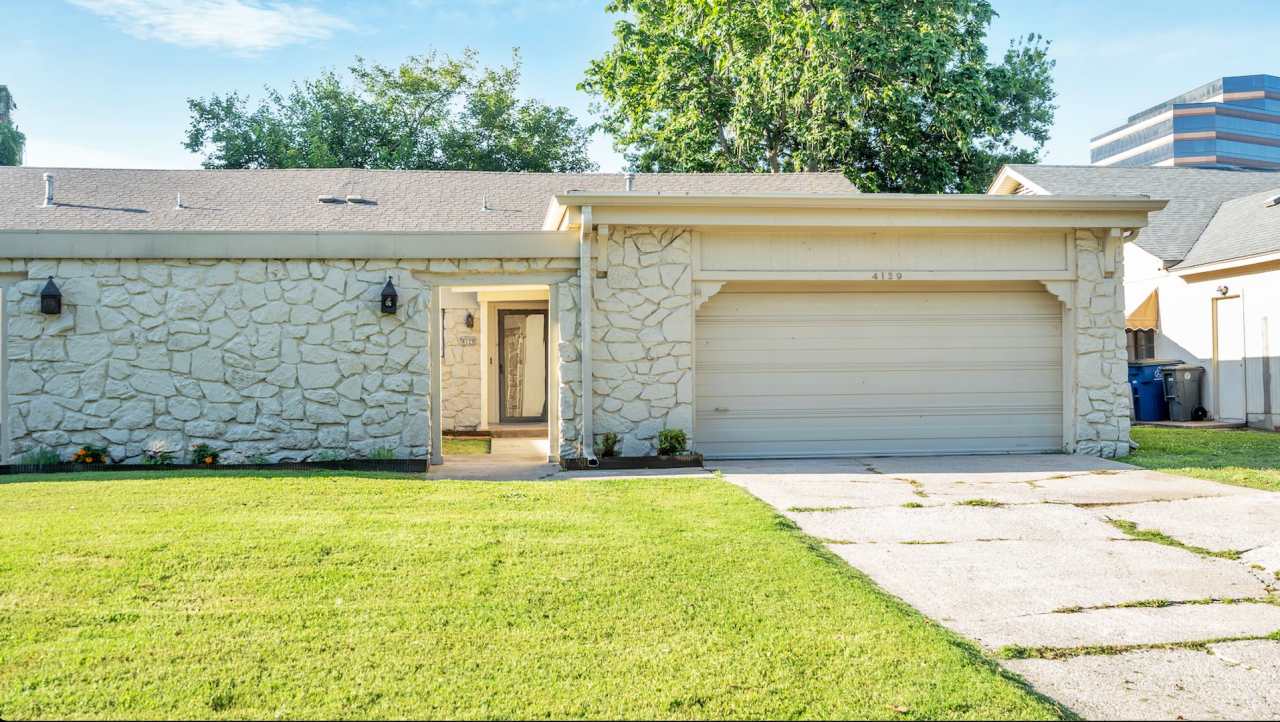 Spacious 3 bed / 2 bath duplex unit looking for the right residents. Well maintained. NO PETS ALLOWED.