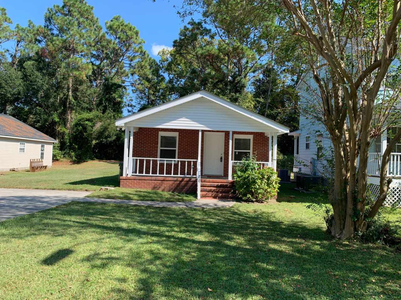 $500 OFF 1ST MONTH'S RENT! 3 Bedroom, 1 Bath house on Hillsdale Drive