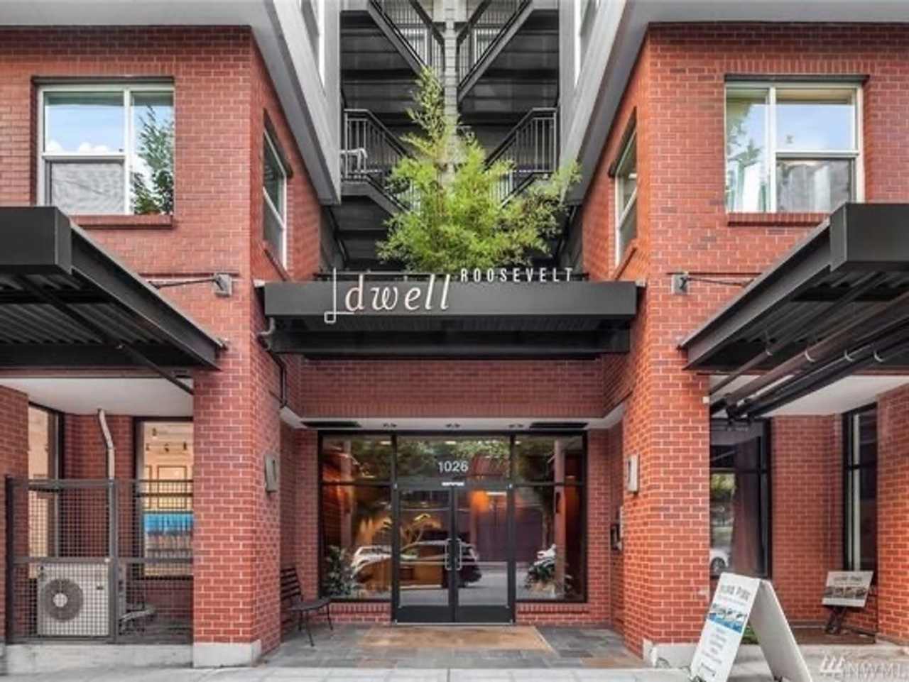 Light and Bright Top floor 1bd 1bath Condo!