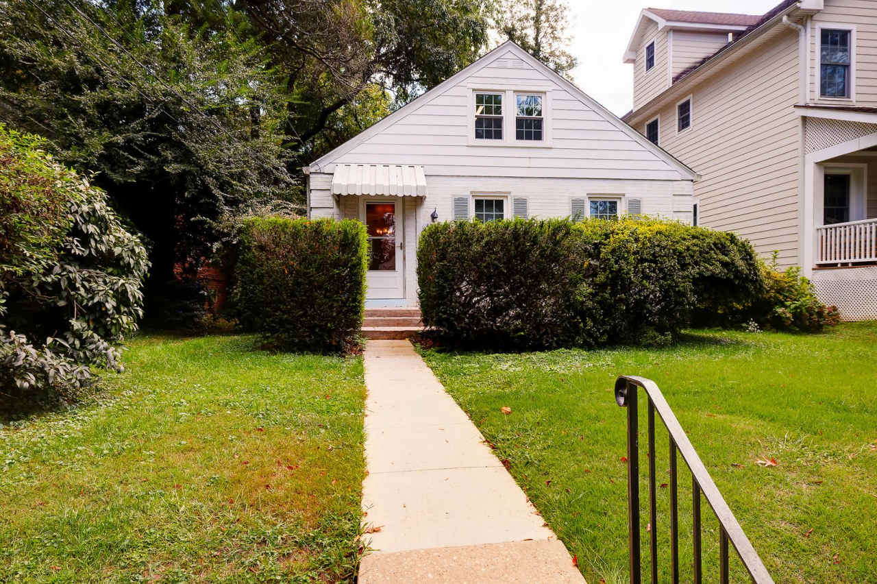 $1000 MOVING ALLOWANCE! Bethesda Near DC Line/Where Style  Charm Meet Convenience in under 1000 SF!