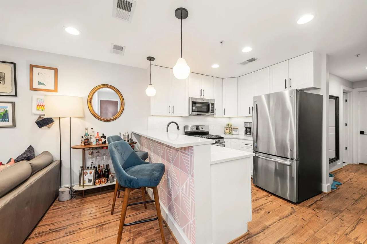 Sunny 1 bed + den 870 sq ft in heart of Petworth!