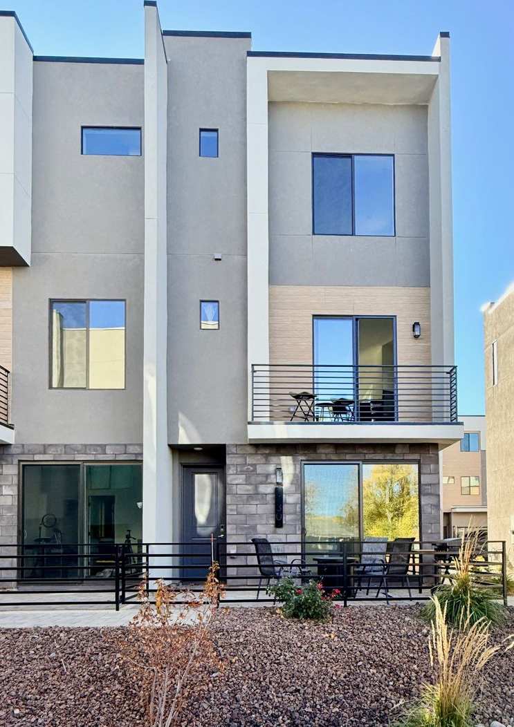 Elegant Riverside Escape — New Townhome Steps from the Truckee River