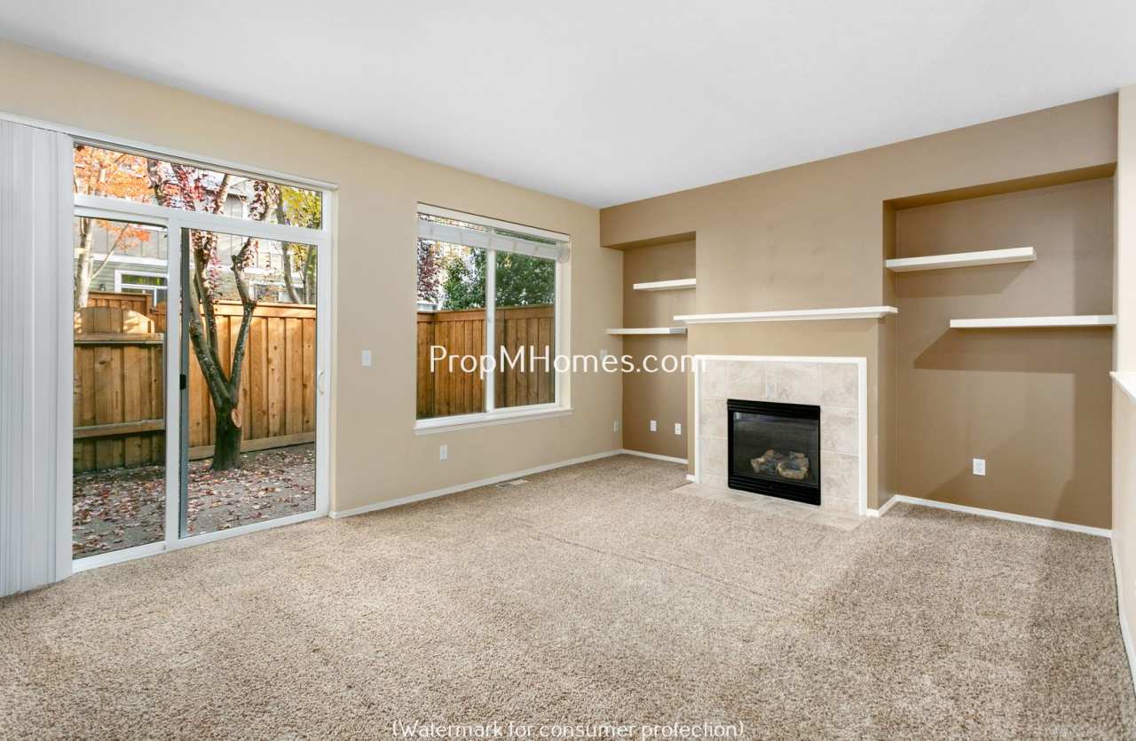 Three Bedroom Townhouse with Luxury Amenities in Aloha! DEPOSIT SPECIAL