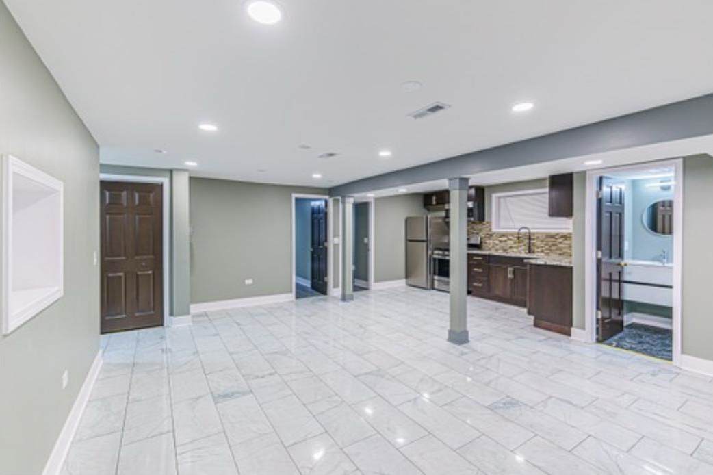 6323 N Francisco Ave