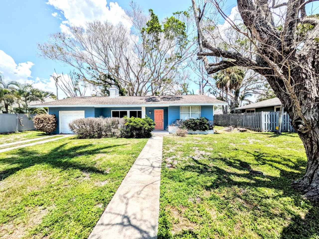 Annual UNfurnished 2/2 home available at St. Armand's Circle