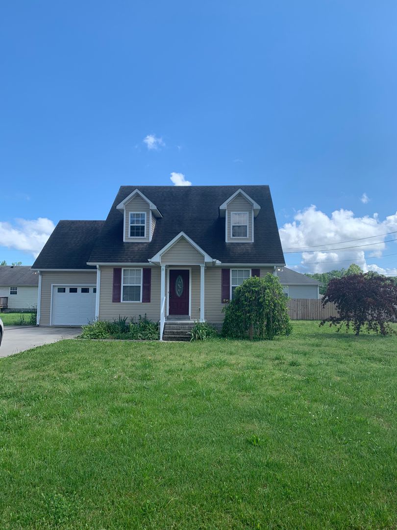 MOVE IN SPECIAL!...3 Bedroom in GREAT LOCATION in the Center of Town!