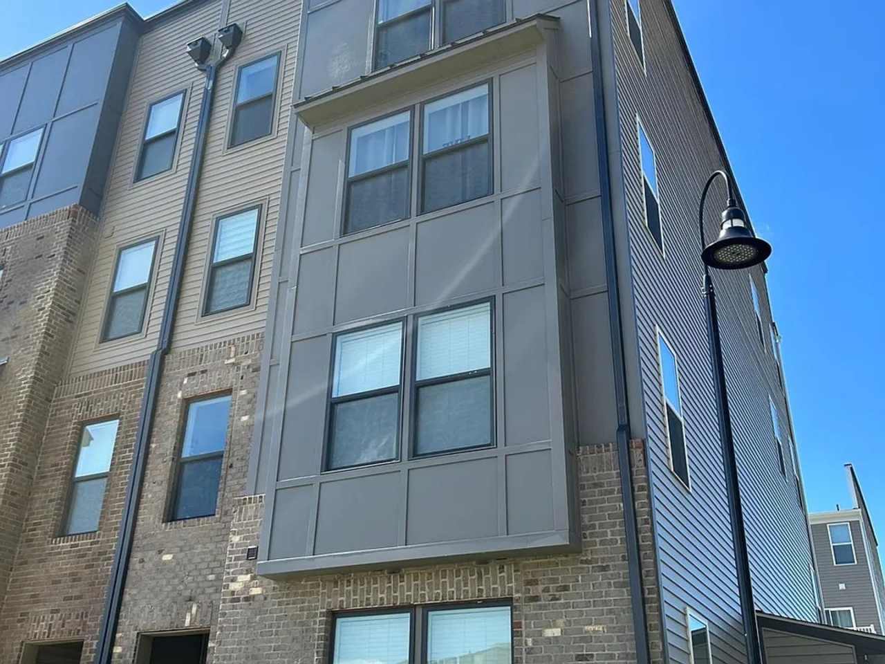 Stunning 3 Bed 2.5 Bath, Open Concept Townhouse