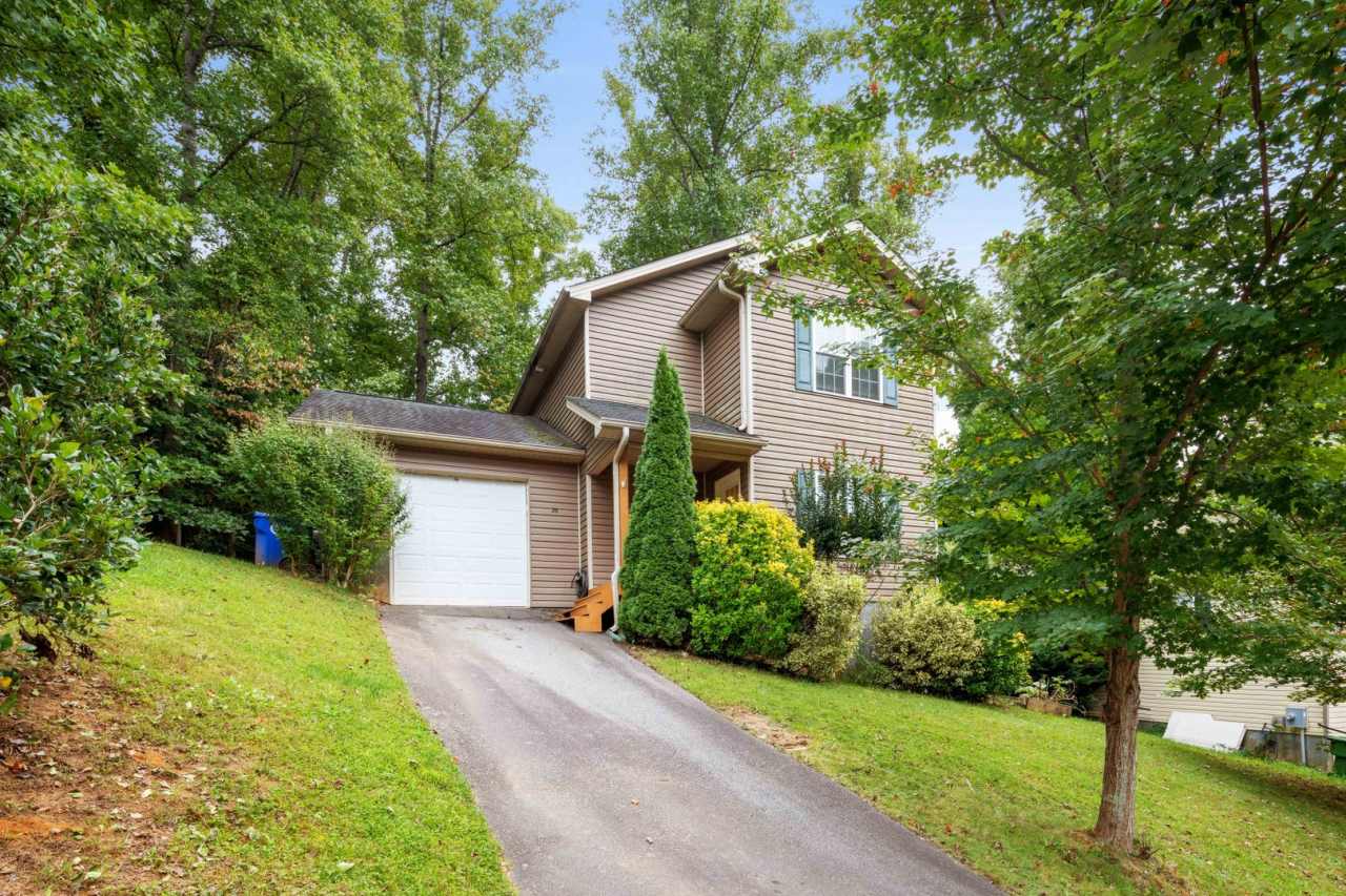 3 Bedroom 1.5 bath house close to West Asheville, Great location!