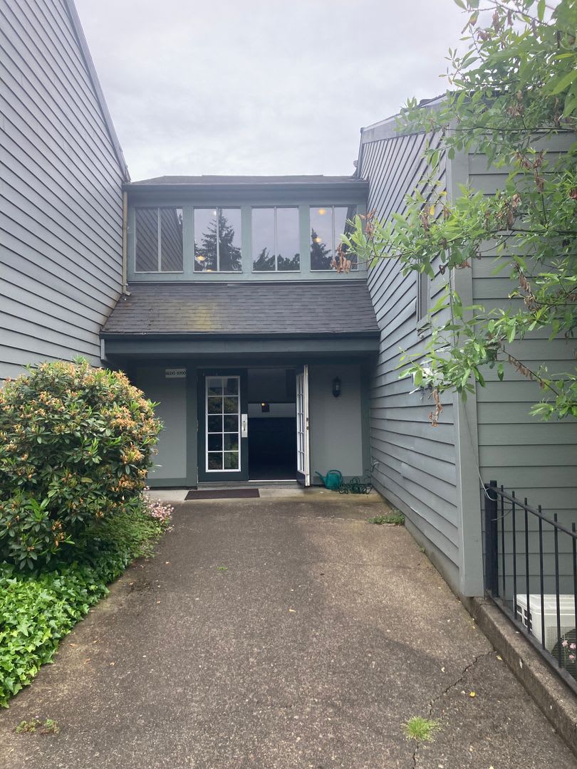 1 bedroom condo near Washington Square with outdoor pool available now!!