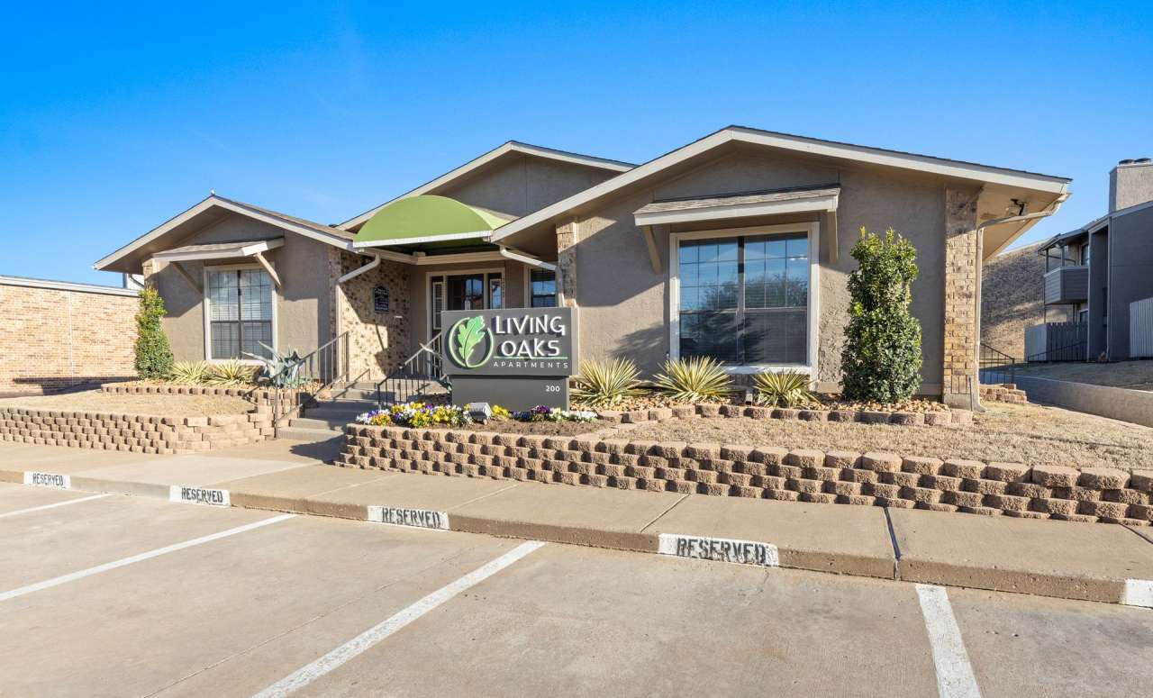 Living Oaks Apartments