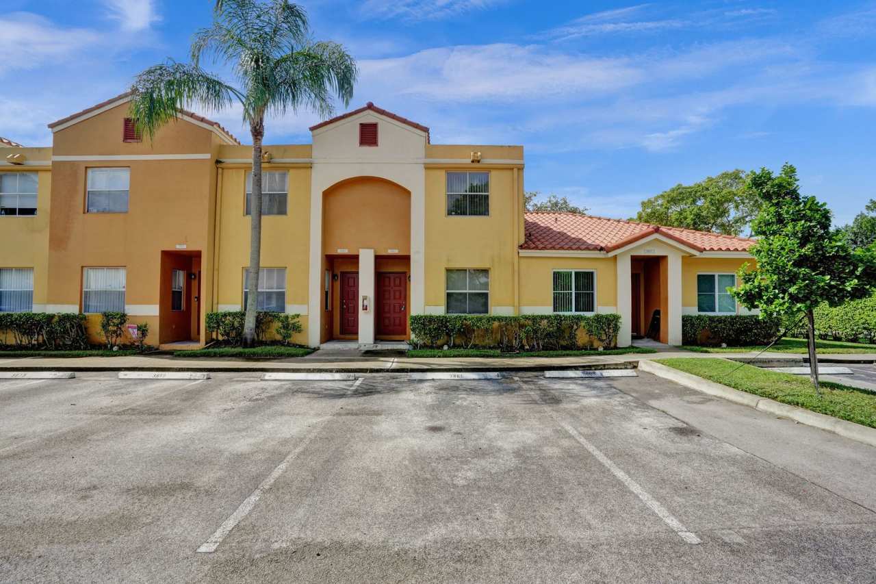 Townhouse with 2 Beds, 2.5 Baths, In-Unit Washer/Dryer