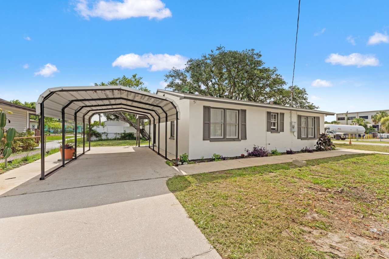 2 Bed 1.5 Bath Jax Beach - Walk to the Beach- Newly remodeled