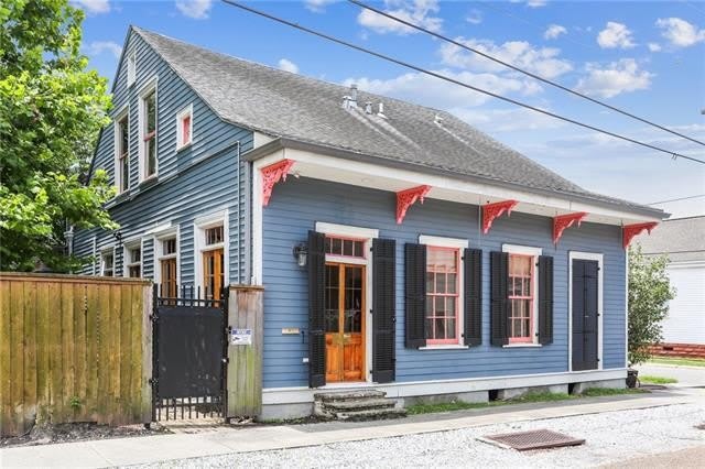 2234 BARRACKS Street