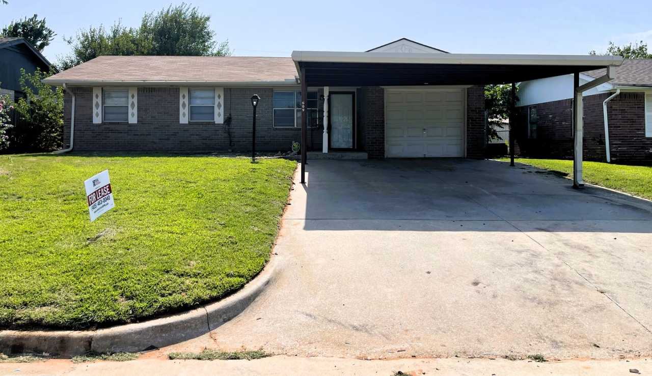 3 Bedroom Home In Mustang School District!