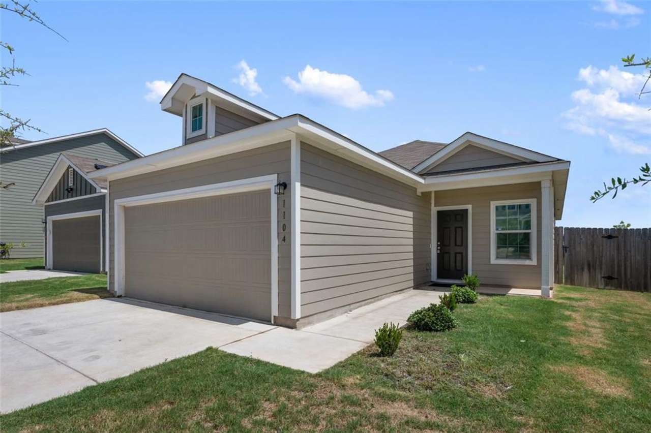 Spacious 3-Bedroom 2 bath with Private Backyard in Bastrop Grove