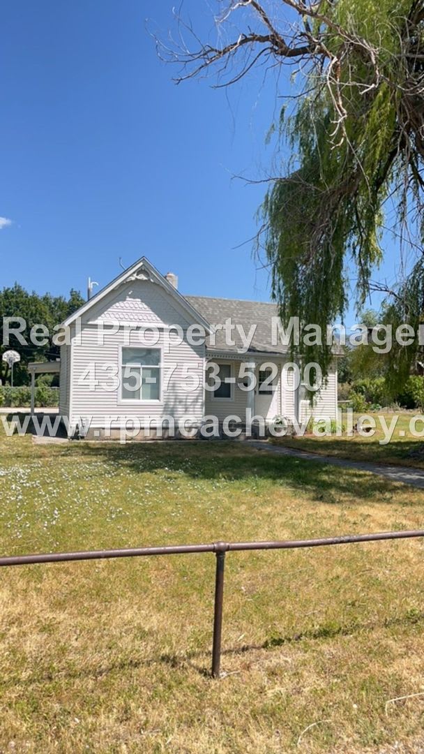 Cozy 2 br home in Smithfield. Available in April