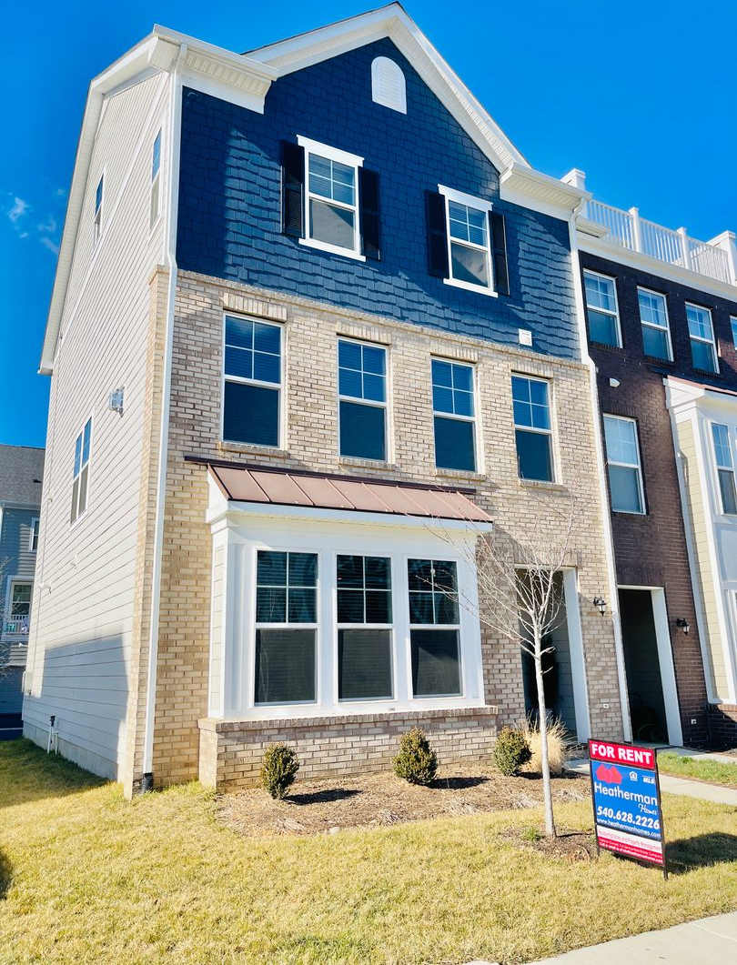 AVAILABLE JUNE! POTOMAC SHORES - STUNNING TOWNHOME - SOLAR!