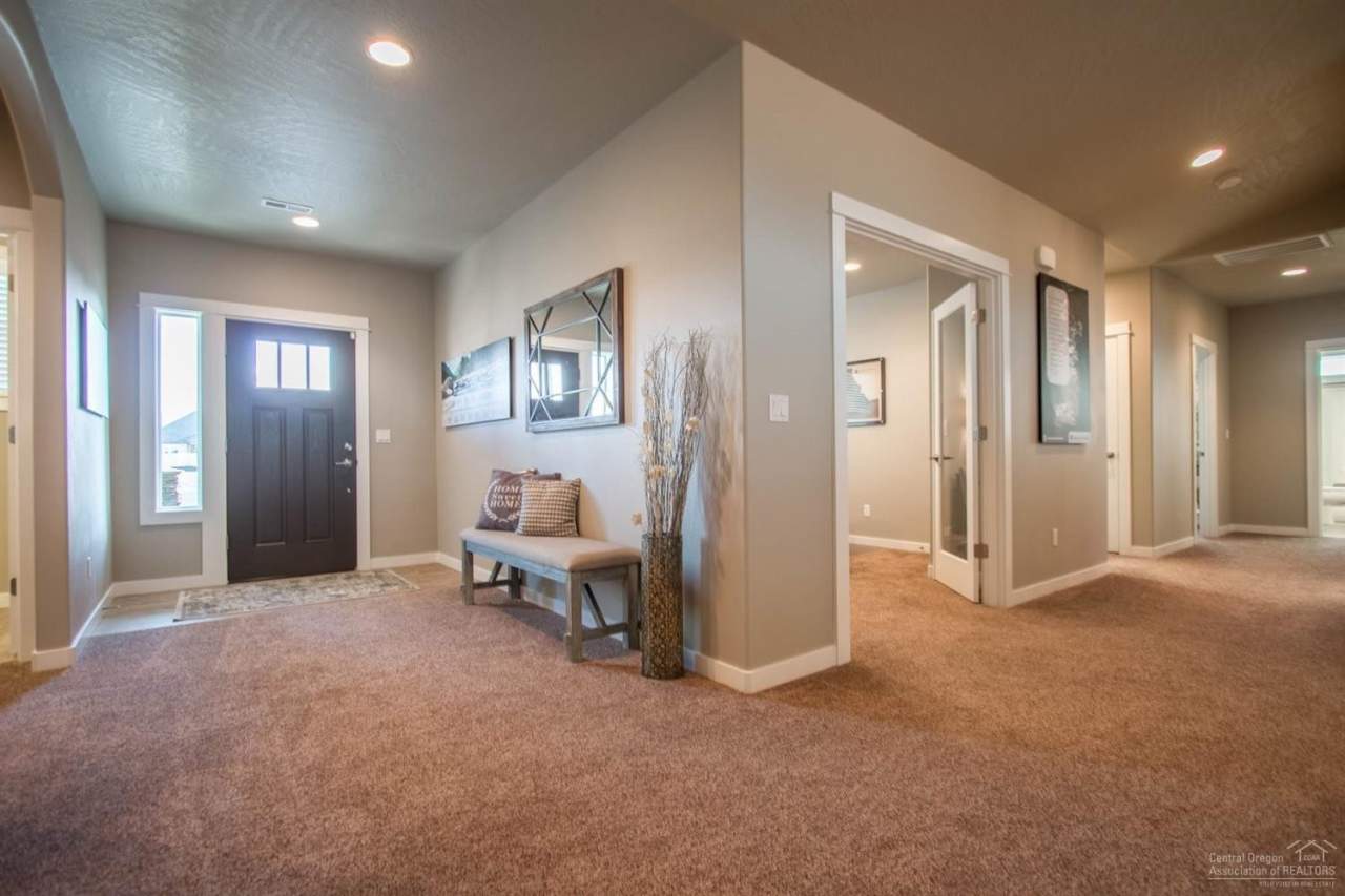 $1,000 Off 1st Month's Rent!!! Lovely 3/2.5 in SW Redmond, Office and Mountain Views! 4742 SW Volcano