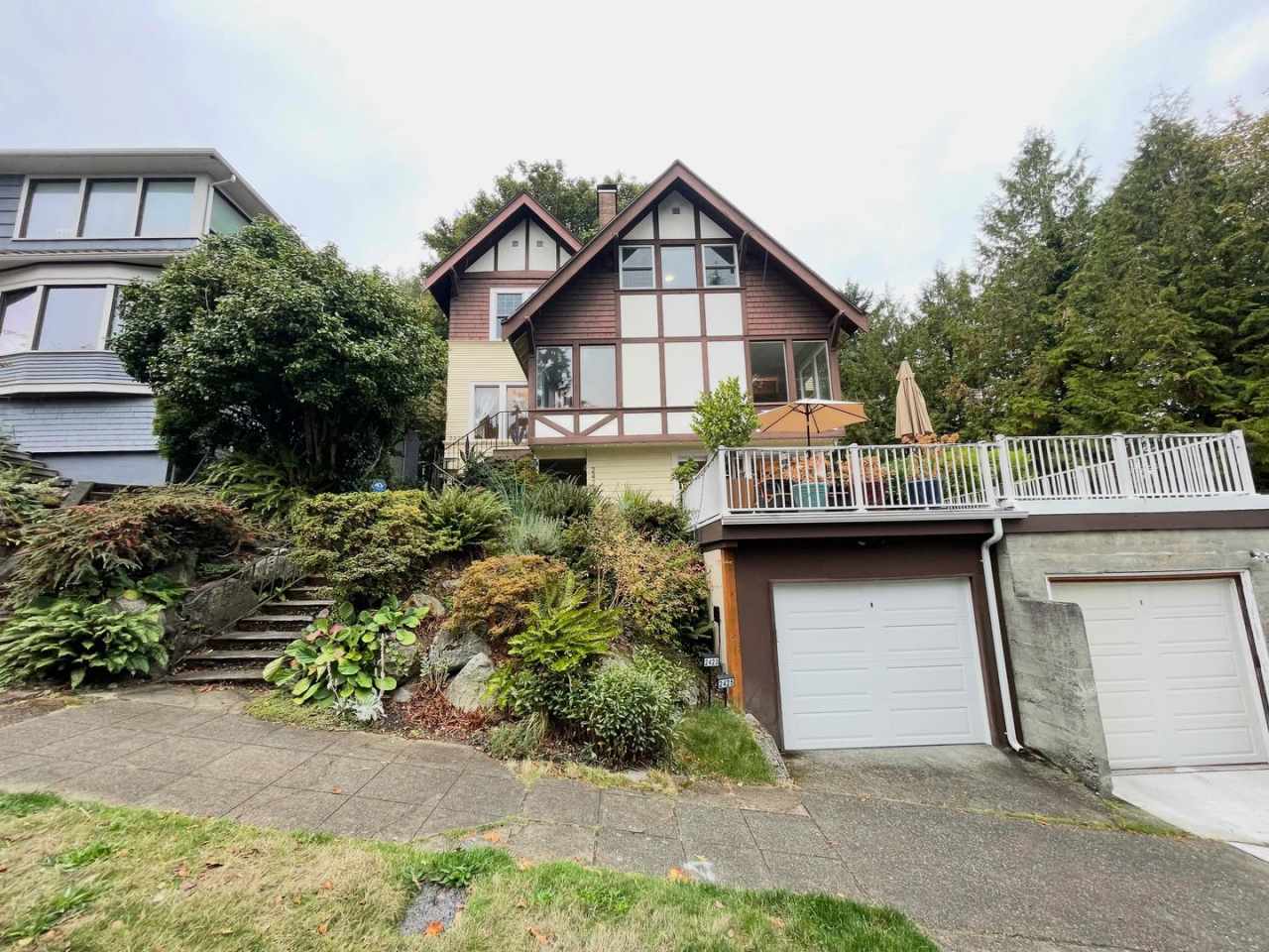 Elegant 4BR 2.5Bath Home with Fenced Yard  Garage Across from Seattle Prep**2 weeks free**