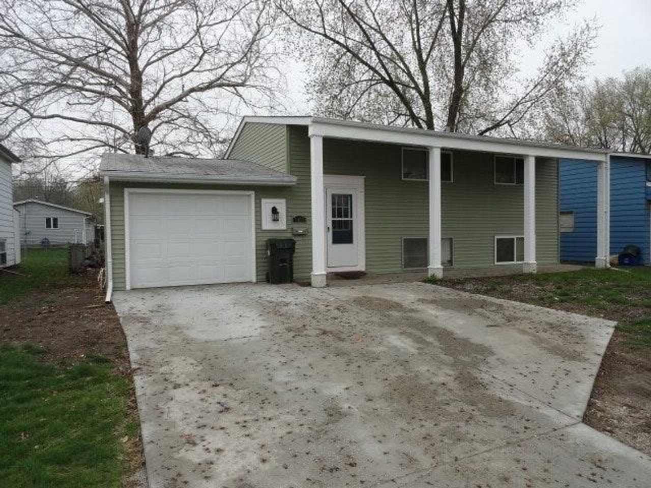 4 Bedroom 2 Bath Home Available for Rent in Iowa City!
