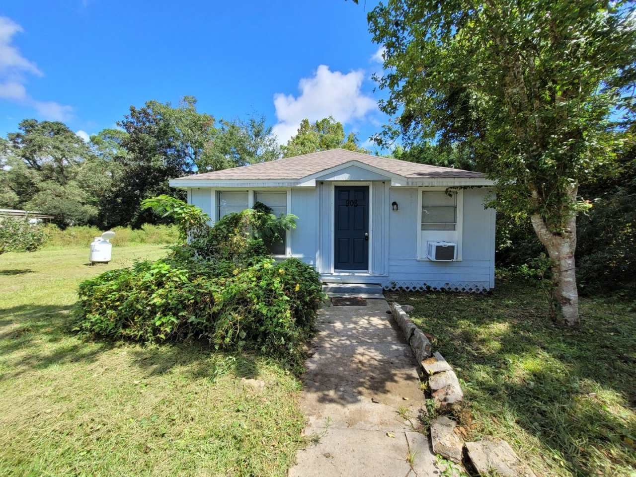 908 Polk Avenue Pensacola, FL 32507 MOVE IN SPECIAL!! Waived $350 Cleaning Fee!!!!!