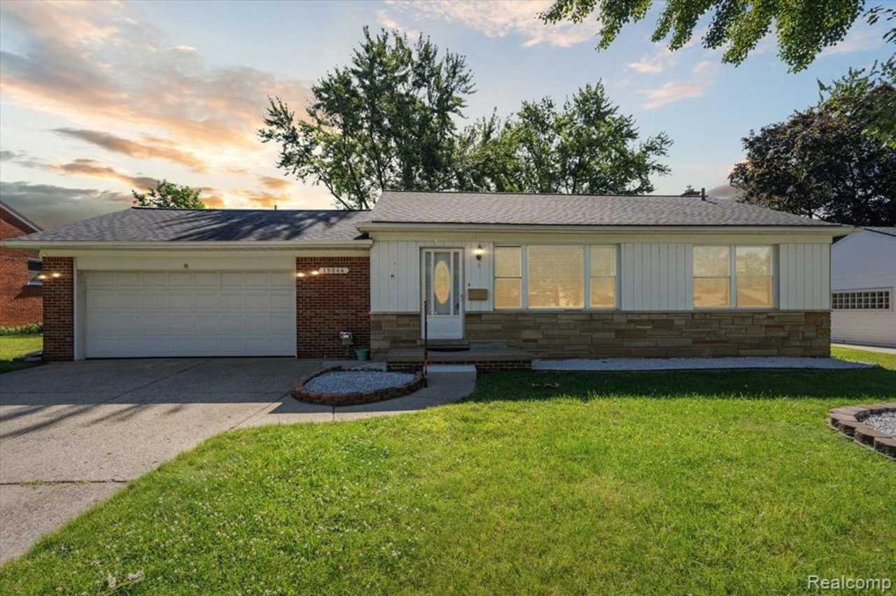 Welcome to this beautiful 3 bedroom, 1 bathroom home located in Livonia, MI.