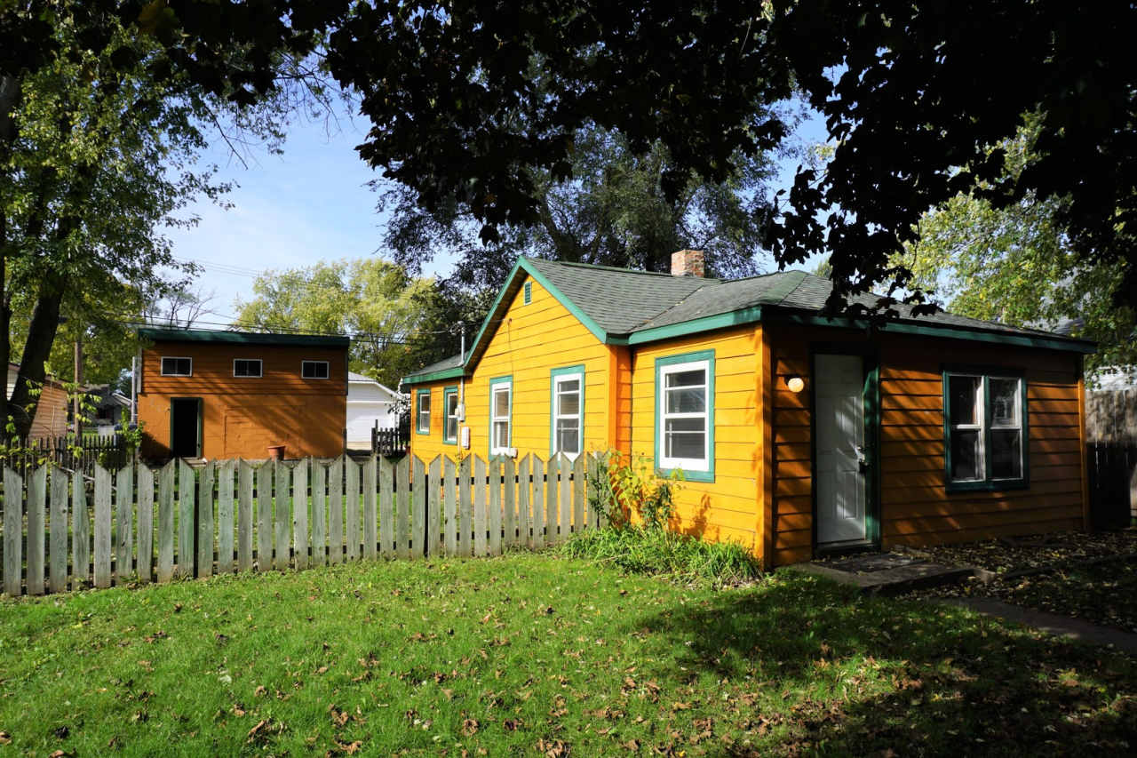 Beautiful 3 bed / 1 bath south side home with garage