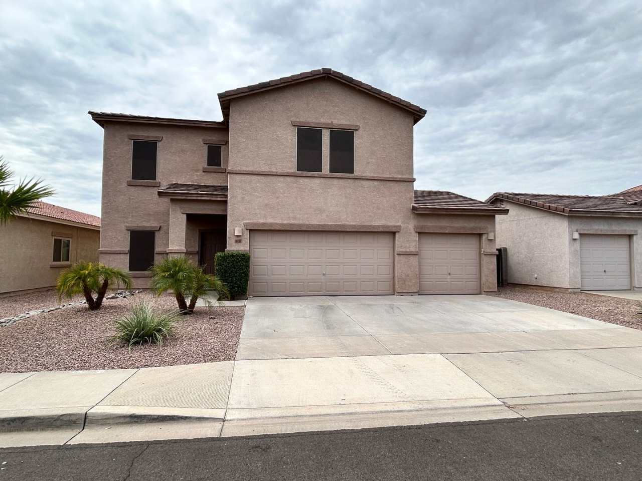 Large 3 Bed / 2 Bath Home with Sparkling Pool  3 Car Garage!!