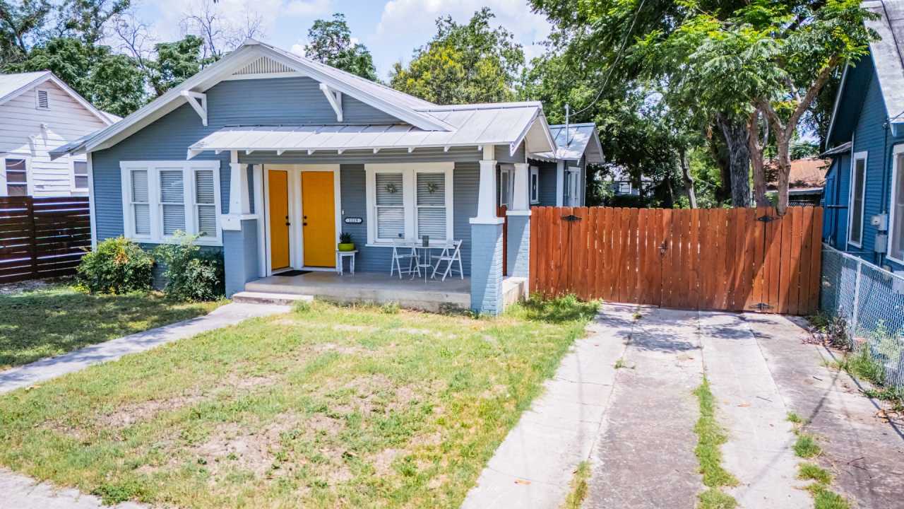 3 Bed/2 Bath in a Prime Location!