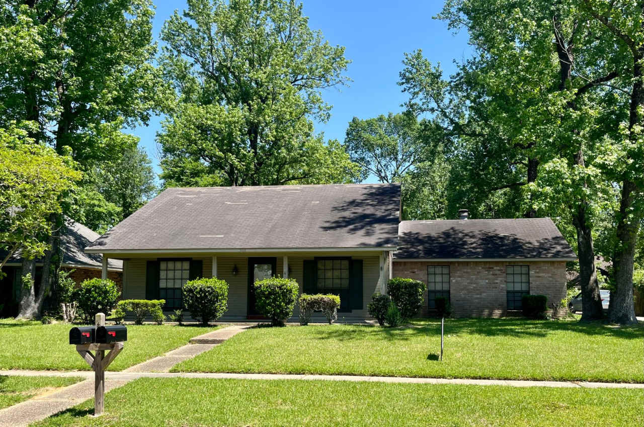 GREAT LOCATION IN HICKORY RIDGE