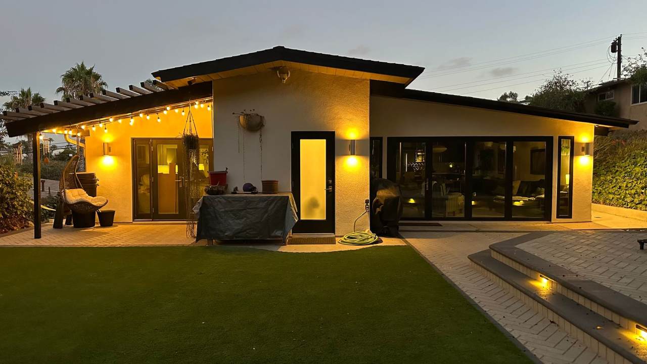 Luxurious Modern Living in the Heart of San Diego with Solar!