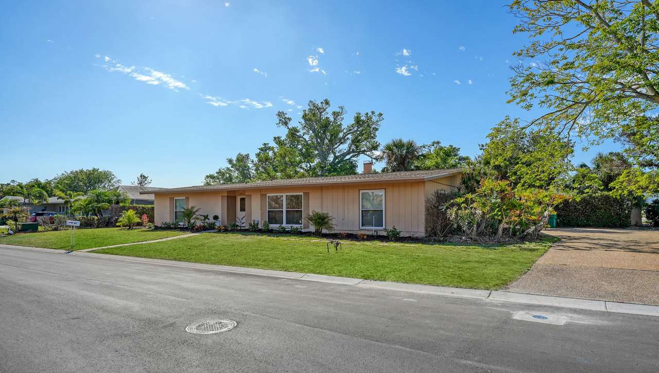 Fully Furnished 3 Bedroom 2 bath Single Family Home (Country Club Shores LBK)