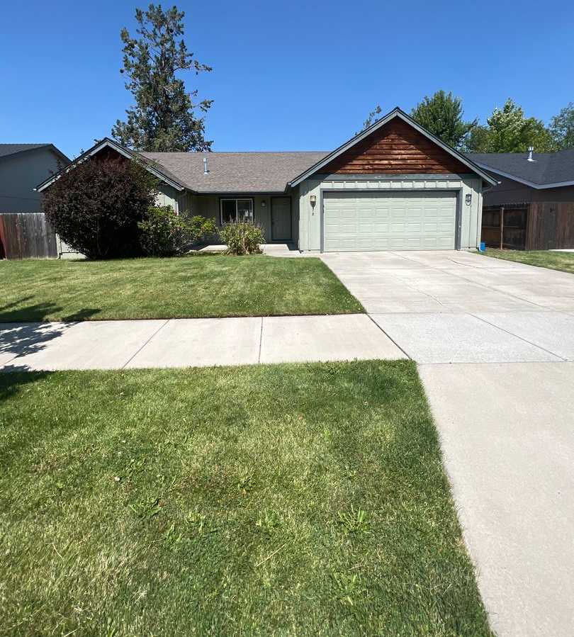 SE Bend House, Gas Heat/Fireplace, Fenced Yard, Dbl. Garage, Pets Considered!