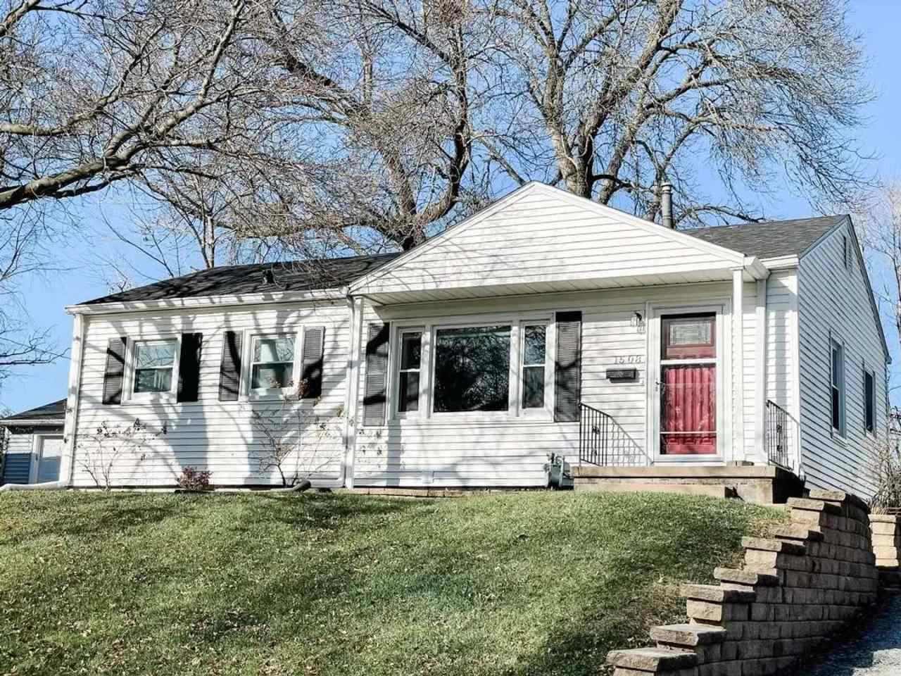 3 bed 2 bath, 2 car garage Bettendorf Home!