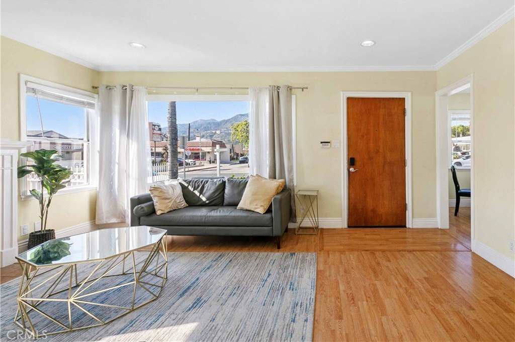 702 E Glenoaks Boulevard