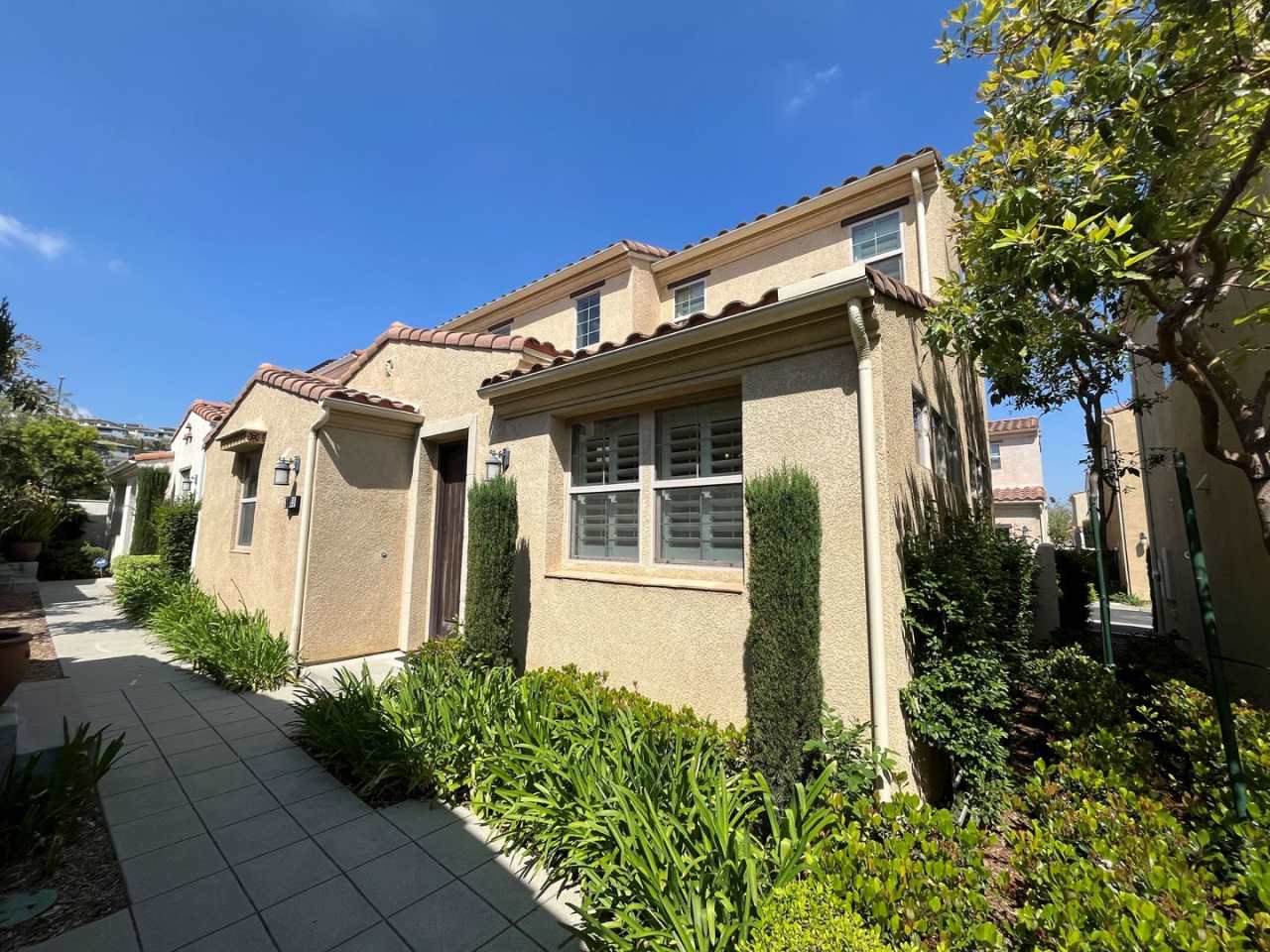 Gated Porter Ranch home w/all appliances + double en-suites!