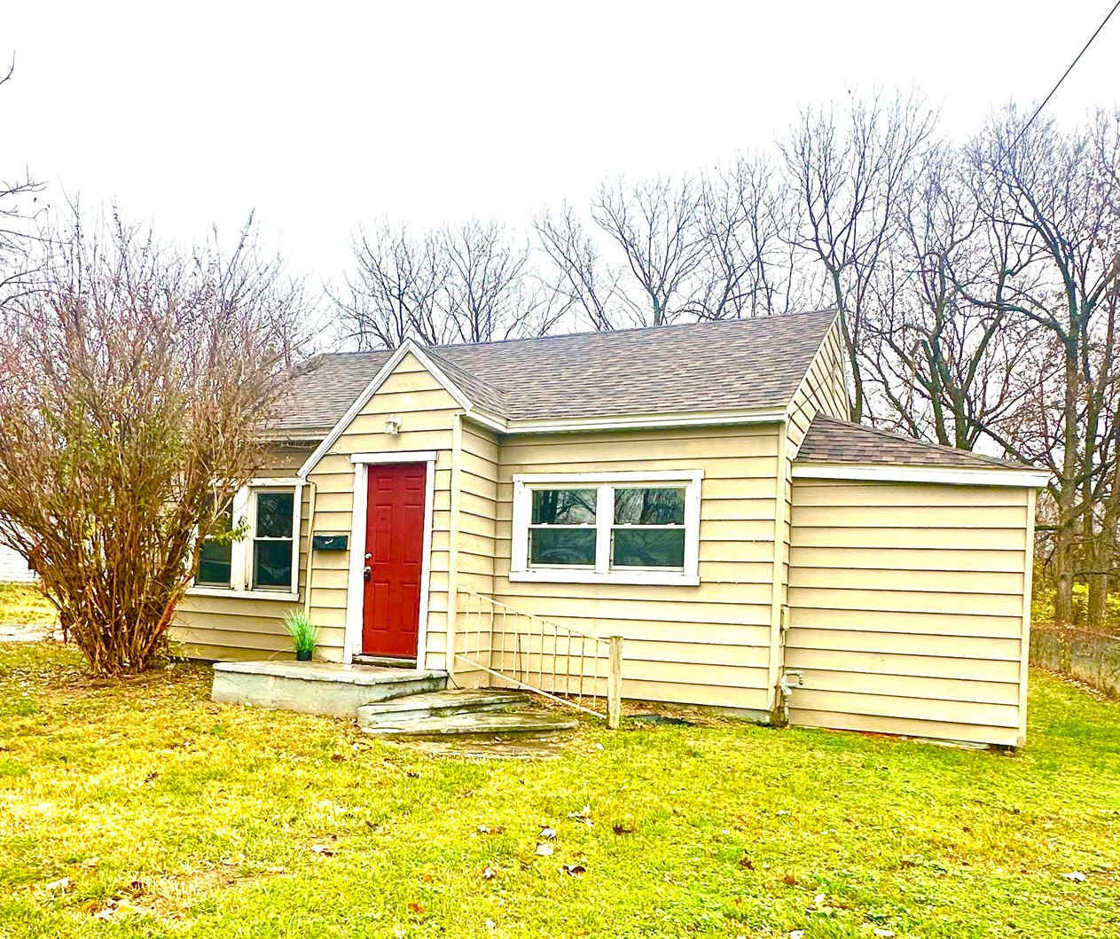 PRICE REDUCTION! Huge Backyard!!! 2 Bedroom 1 Bathroom house with a Bonus Room.