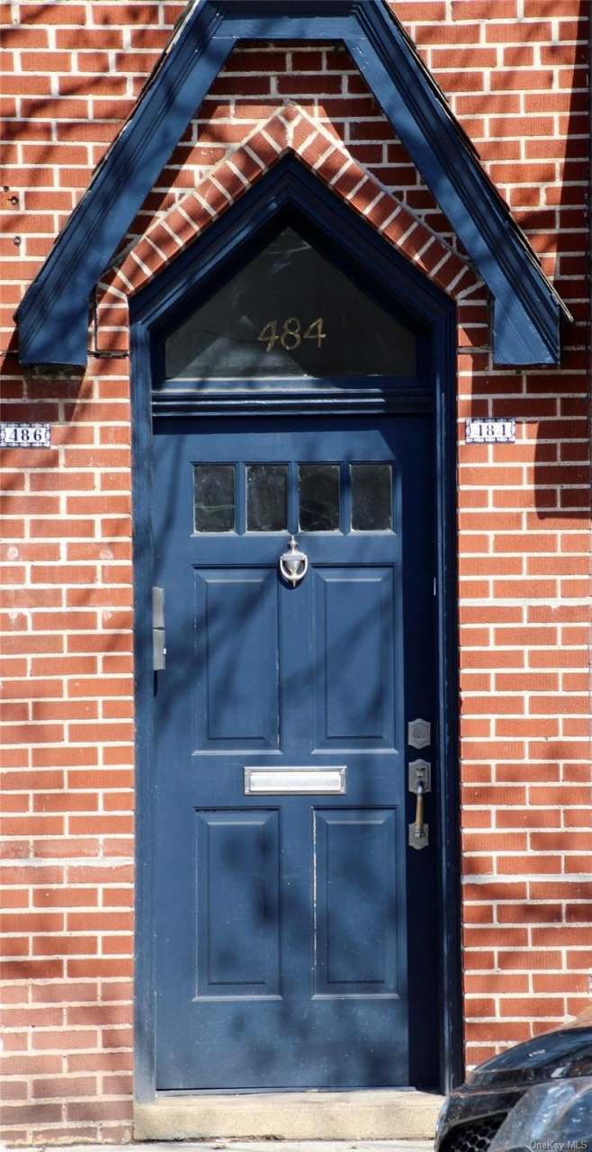 484 Plandome Road unit: Rear Apt