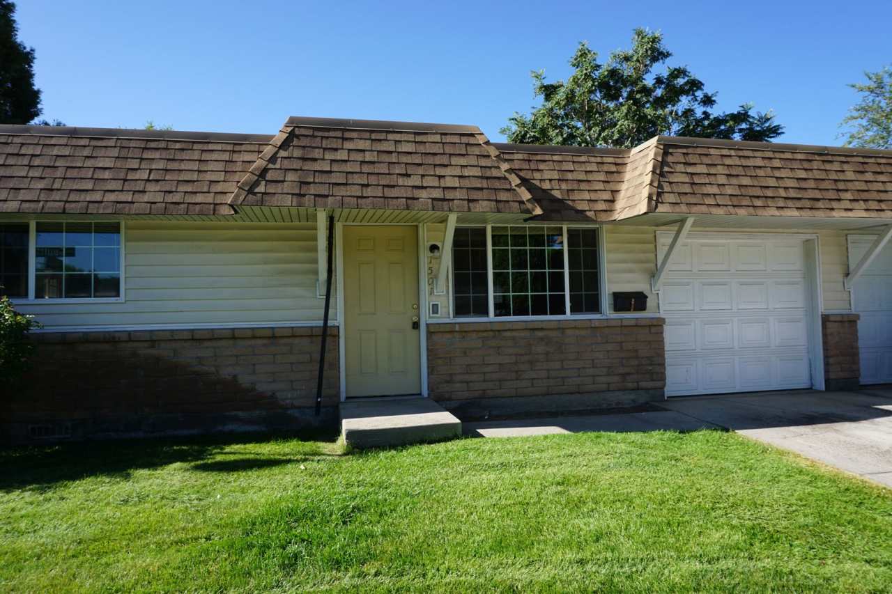 Charming 3 bedroom, 2 bath duplex!