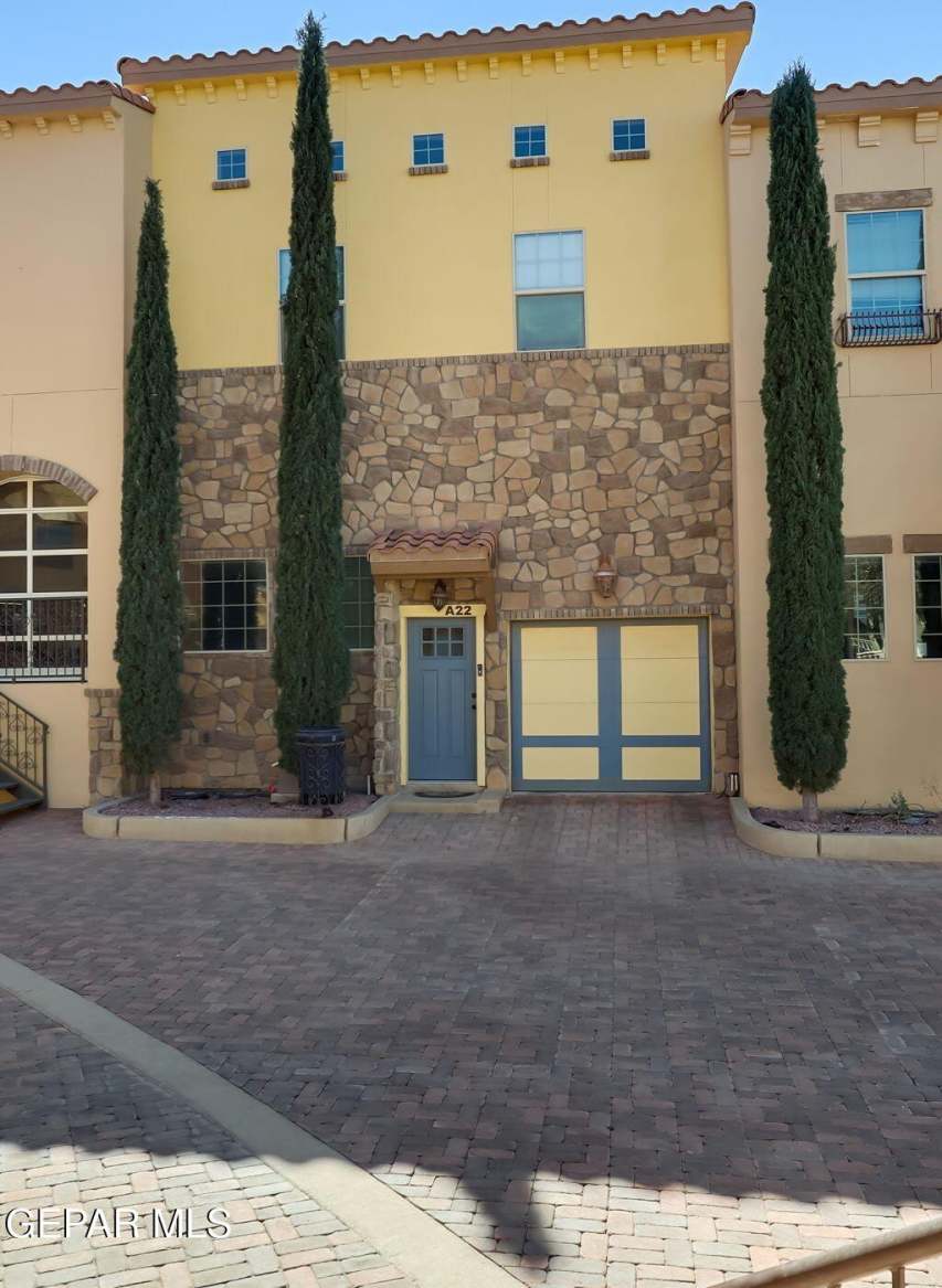 Piazza Escondido Mansion Building