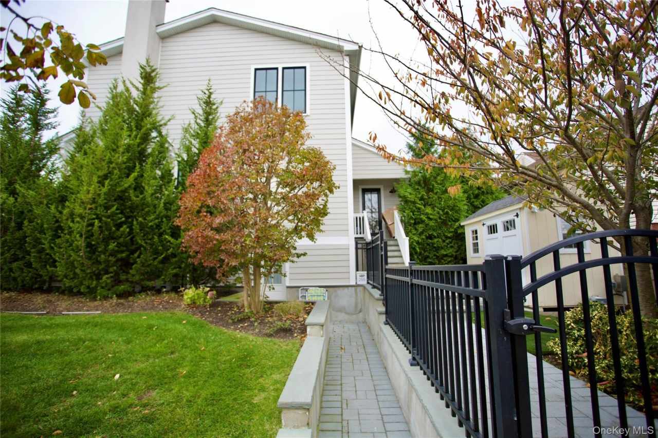 255 Roosevelt Boulevard