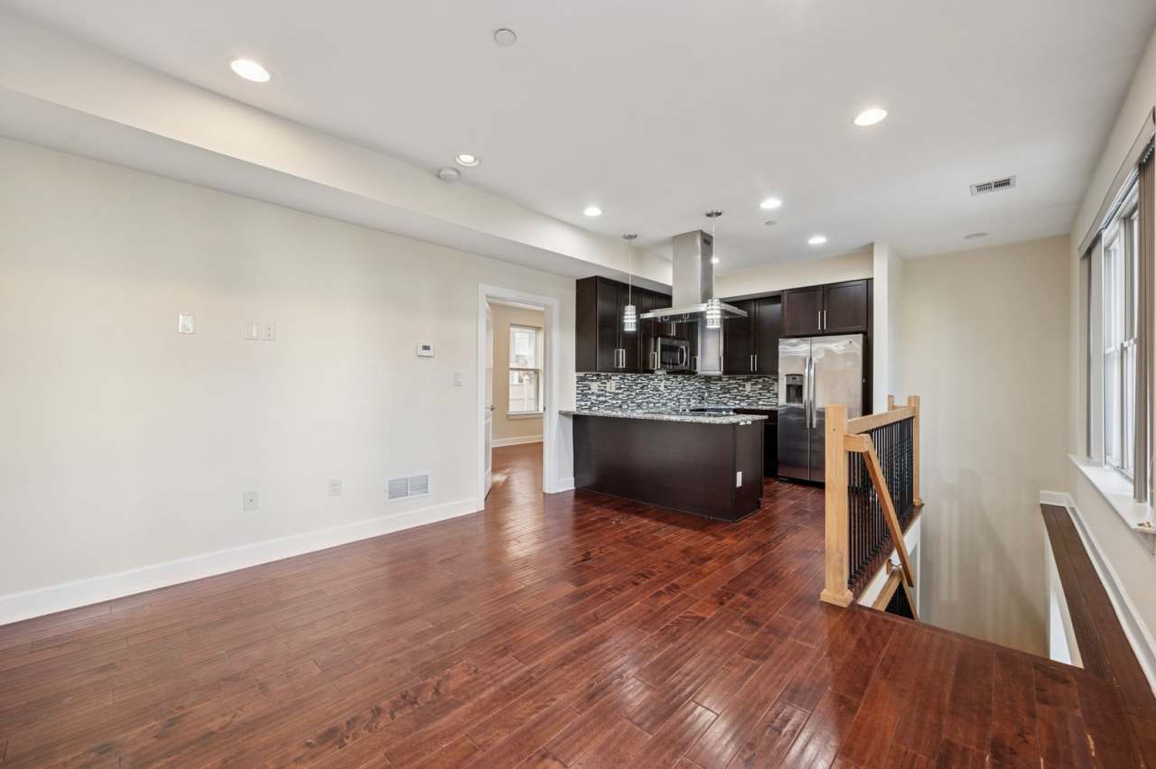 Bright 2 bed 2 bath available now