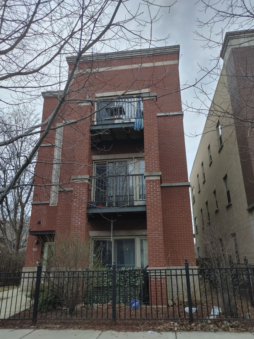 Spacious 3 Bed, 2 Bath Steps to Taylor Street