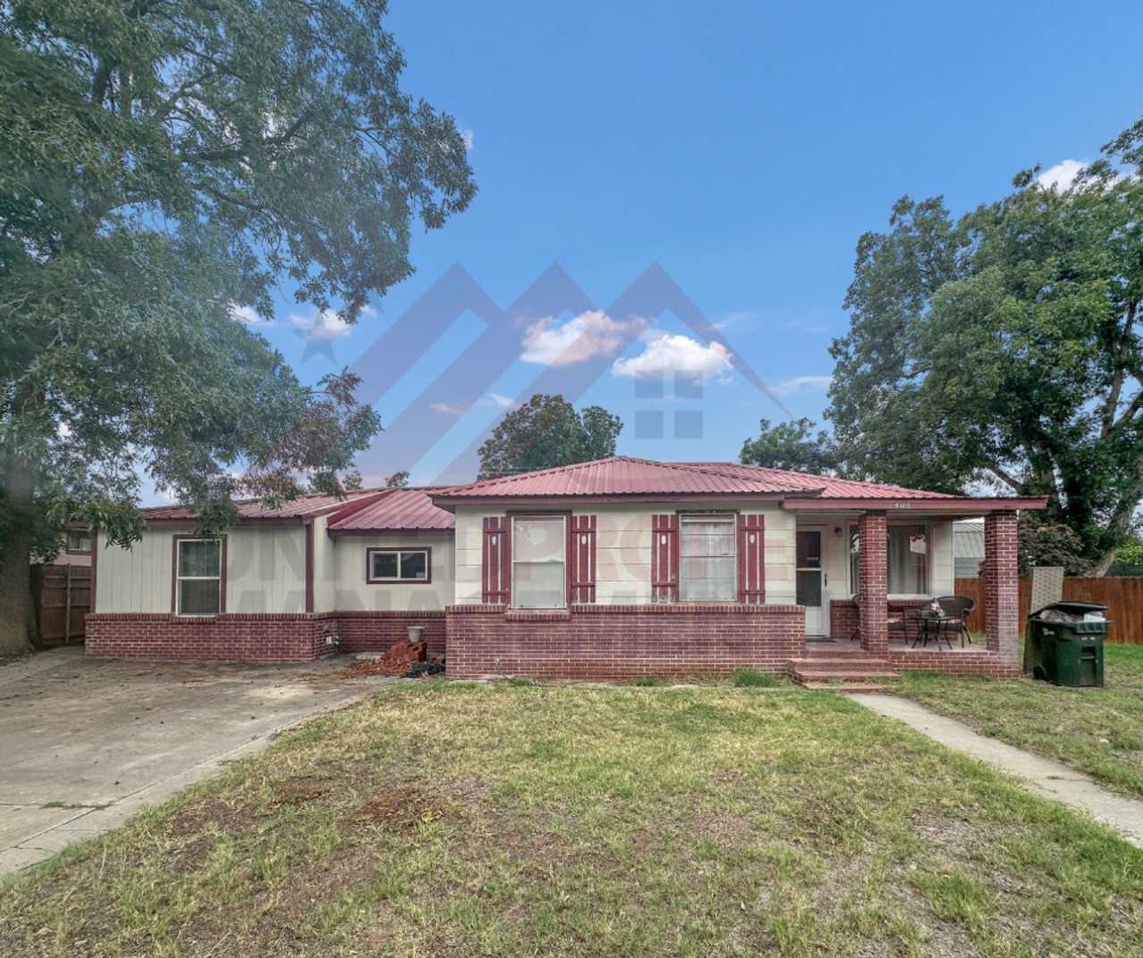 Fully Furnished 4 bedroom 3 bathroom home