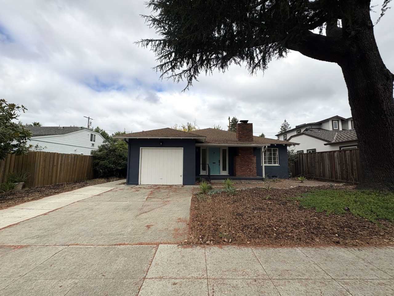 Charming 3-Bedroom Home on Embarcadero Road – Short Term Lease