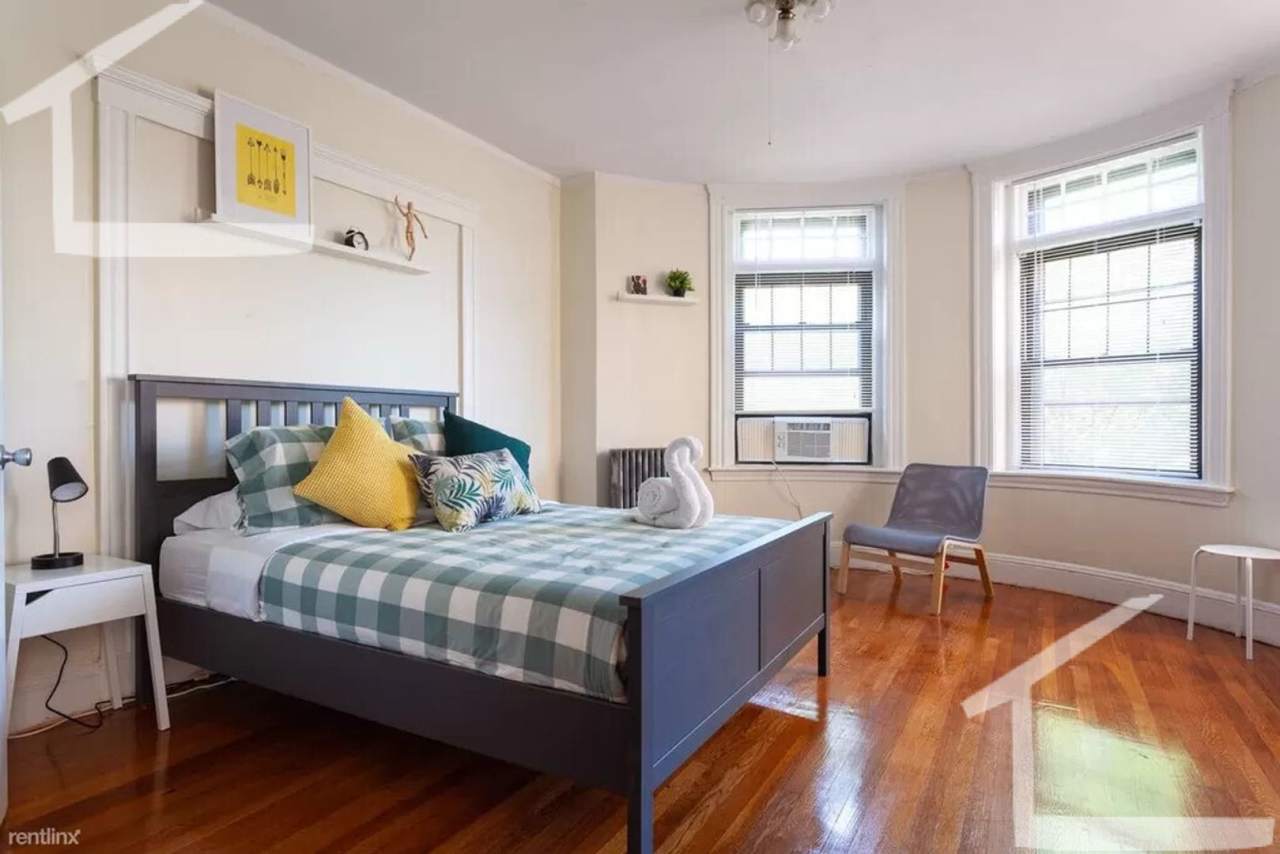 Amazing Coolidge Corner Apt right by T, Shopping, Nightlife and Restaurants. Quick commute to BU!