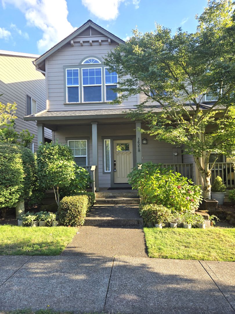 Tons of Space ! Walk to Park! Newer 2017 Townhouse-4 BR  2.5 bth AC  Hardwoods!