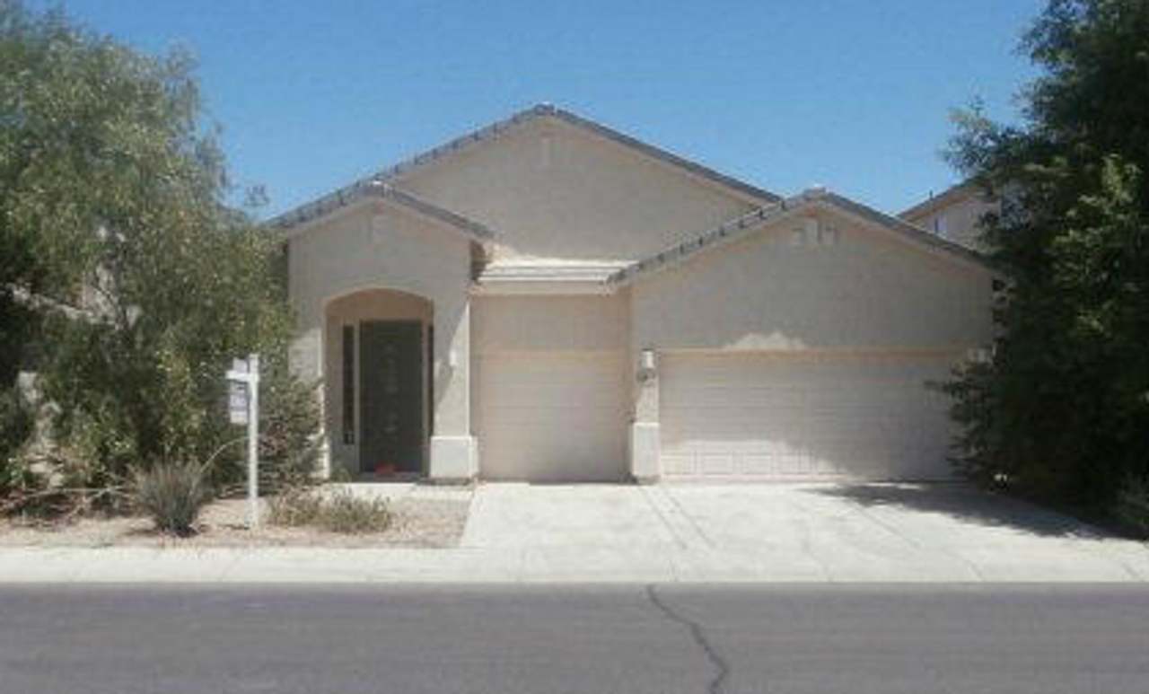 SINGLE LEVEL HOME. OVER 2000 SQUARE FEET IN THE VILLAGES AT RANCHO EL DORADO IN MARICOPA.