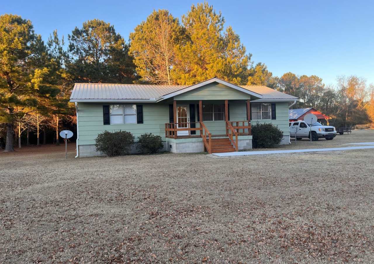 3 bedroom, 2 bath bungalow on huge lot. Country living, but close to I-40, 140 and Wilmington.