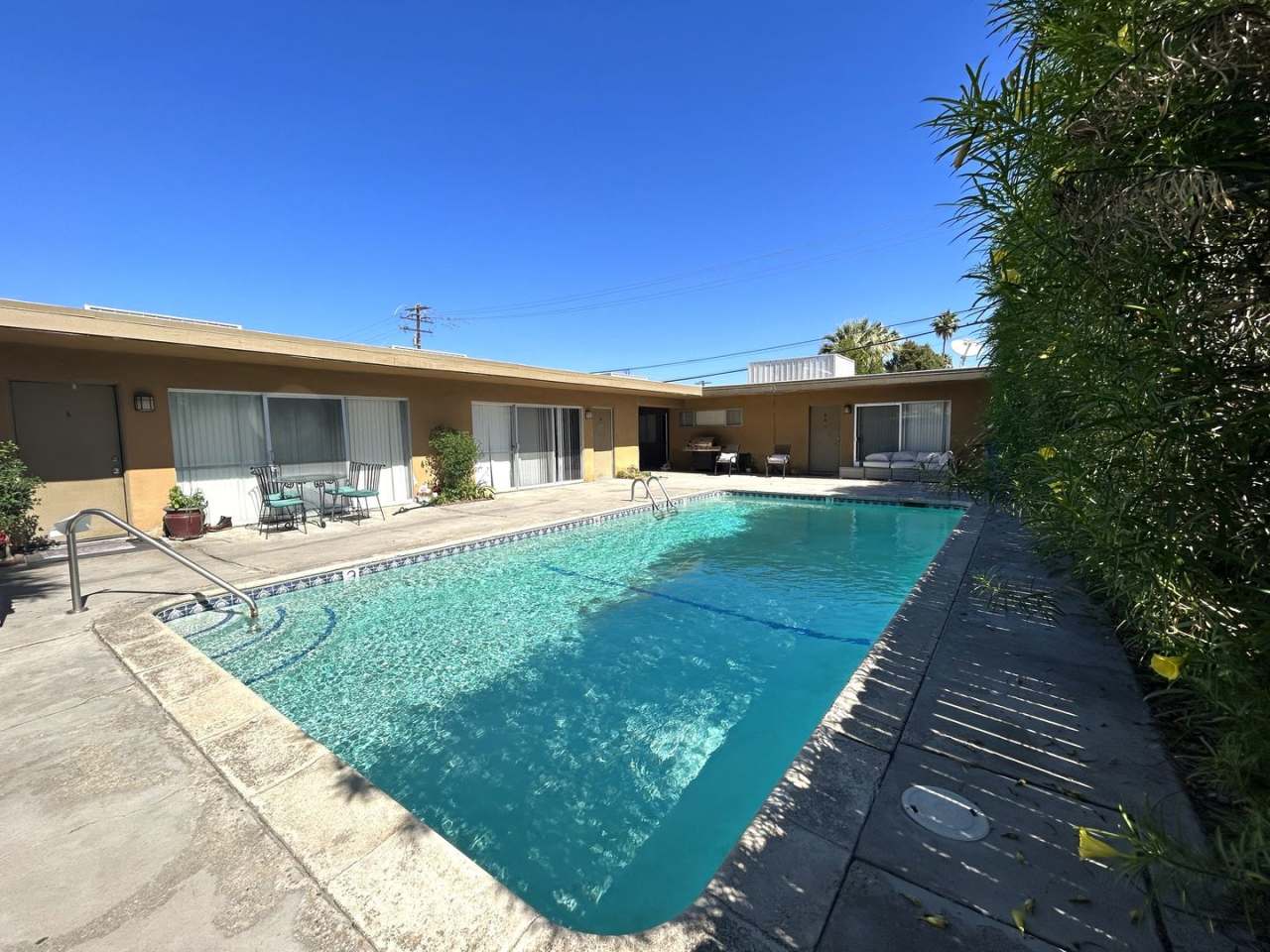 AVAILABLE NOW!! 2 Bedroom 1 Bath Apartment in Palm Desert!